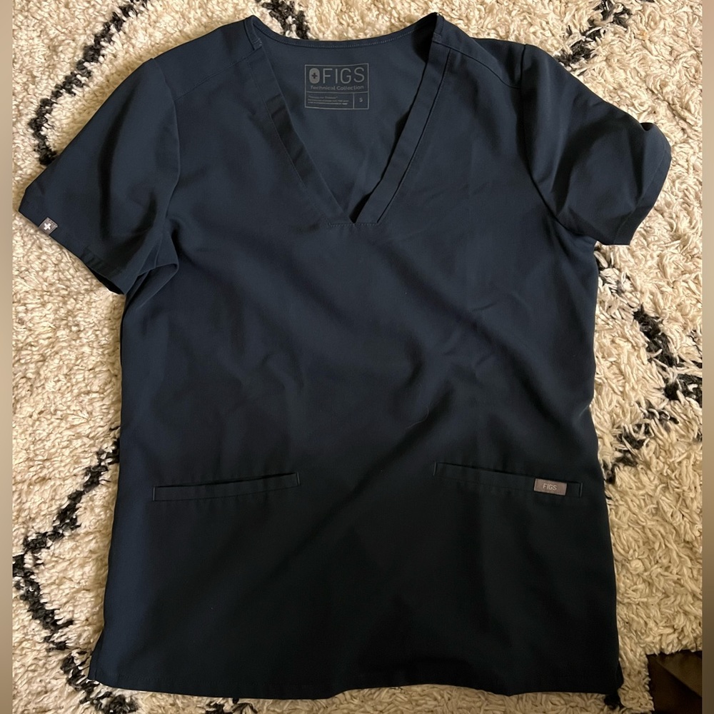 Figs dark harbor scrub top